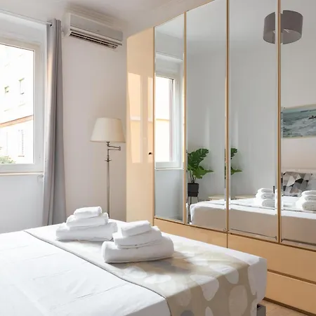 8 Min To Center - 400mt To Metroa, 4-6 Pax, 2 Bathrooms Apartment